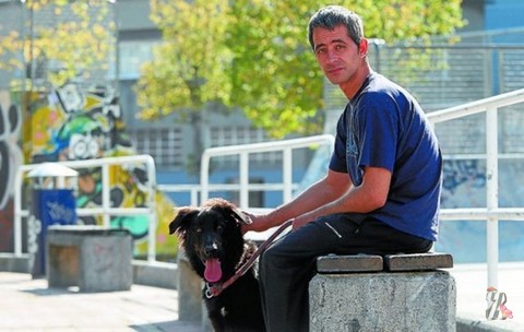 Испанский футбольный клуб взял на работу бездомную собаку